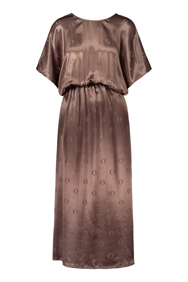 Taupe midi a-lined dress with o-logo made from recycled viscose. Rubber band waist and t-shirt sleeves. Front picture. Hálo from north