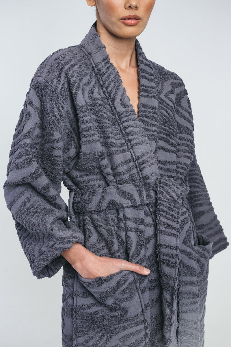 Kaarna bathrobe in grey close up picture with the model. Picture from the front. Hálo from north