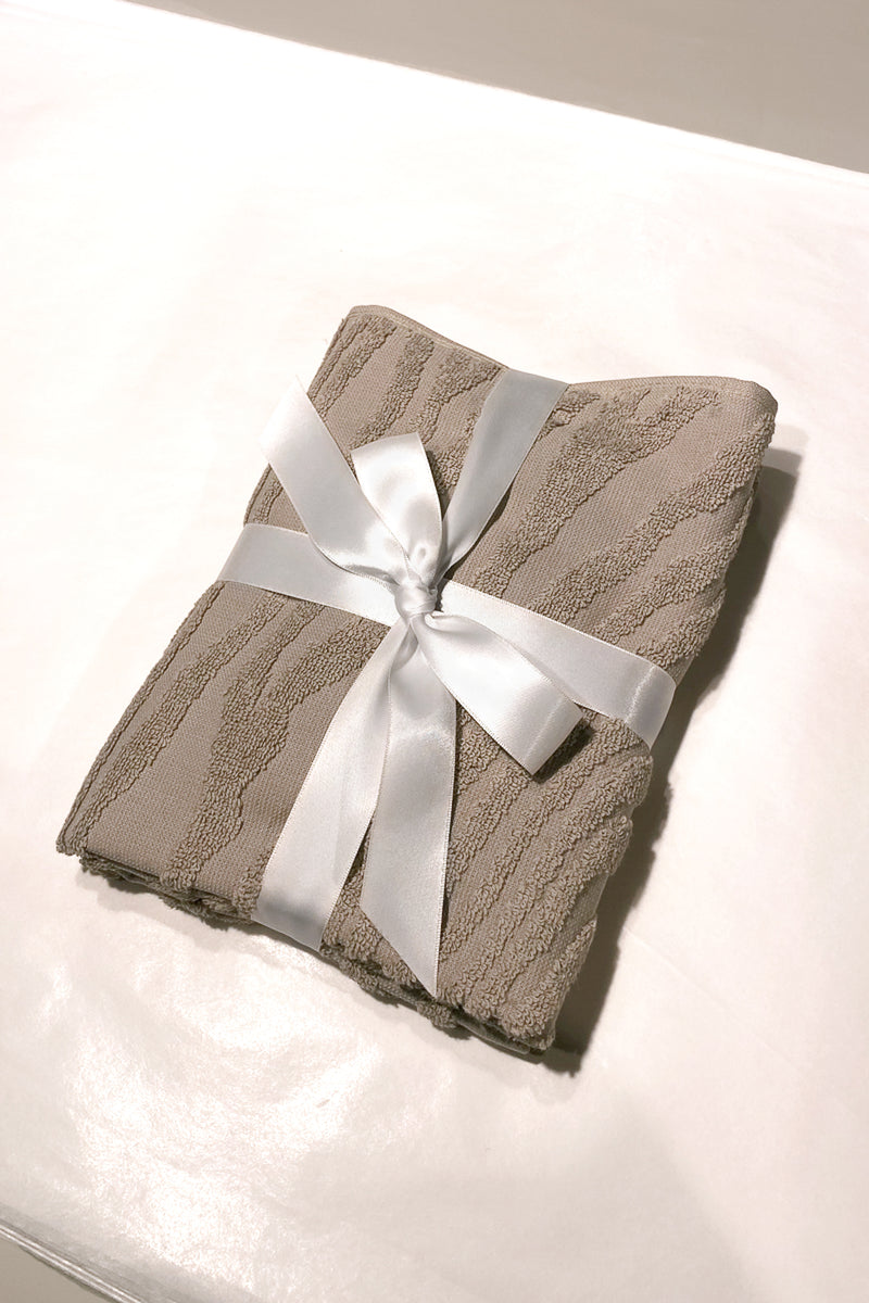 Kaarna handtowel folded and decorated with white ribbon. Perfect gift. Hálo from north
