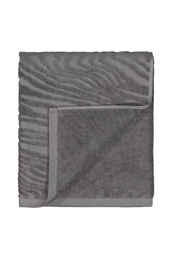 Kaarna bath towel in grey folded so that the pattern and inside are visible. Hálo from north