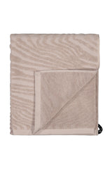 Kaarna bath towel in sand folded so that the pattern and inside are visible. Hálo from north