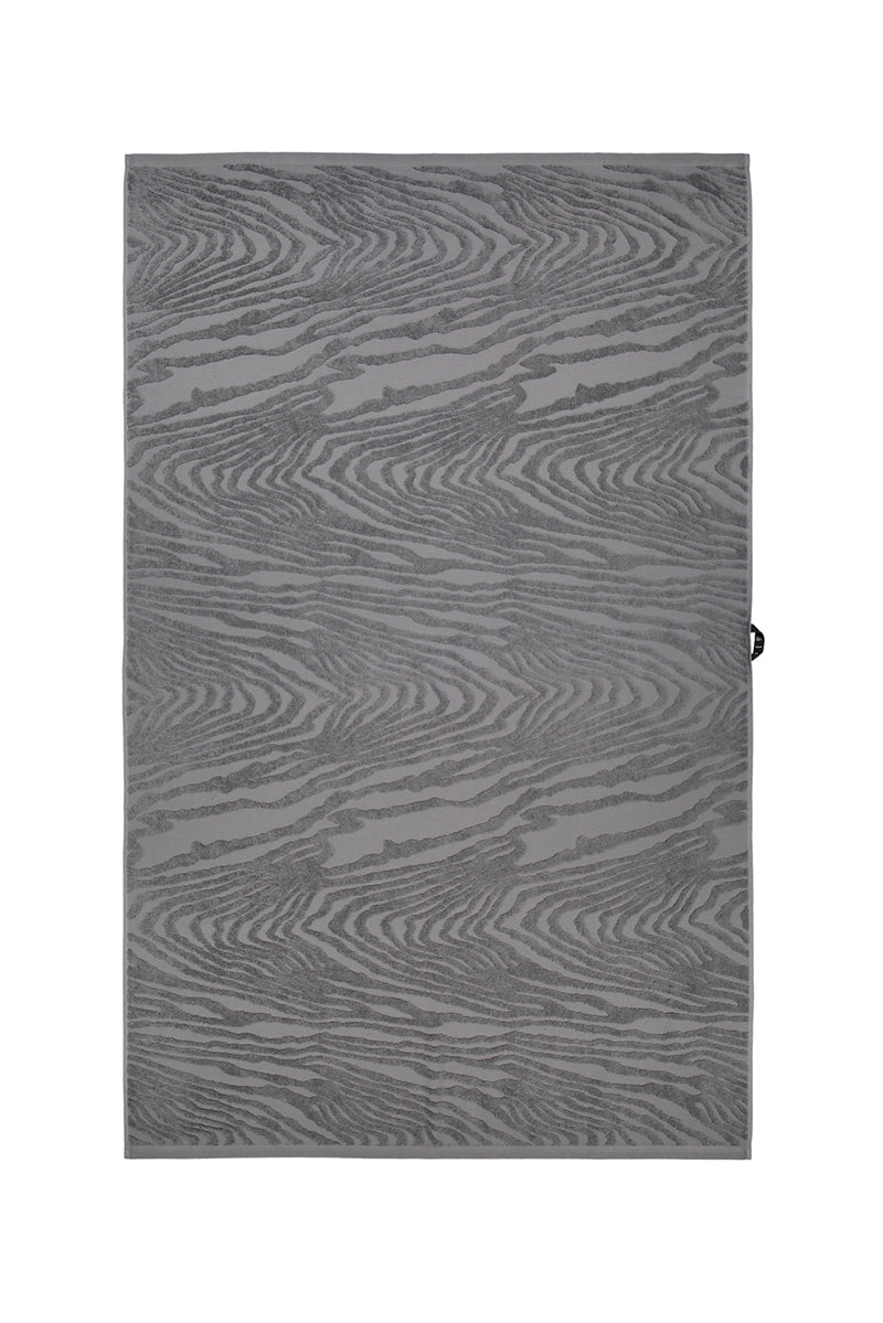 Kaarna bath towel in grey. Laid flat so that the whole pattern is visible. Hálo from north