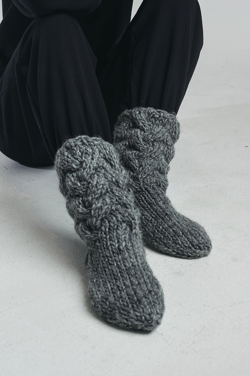 Kaarna handknitted woolen socks in grey. Worn with Tundra woolen college and pants. Hálo from north