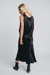 Kajo slip skirt in black worn with matchig kajo loose top in black. Picture from behind. Hálo from north