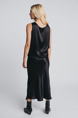 Kajo loose top in black with matching kajo slip skirt in black. Picture from behind. Hálo from north