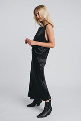 Kajo slip skirt in black worn with matching kajo loose top in black. Side picture. Hálo from north