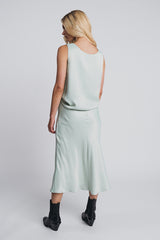 Kajo loose top in misty green worn with matching kajo slip skirt in misty green. Picture from behind. Hálo from north