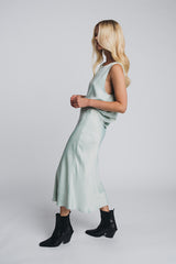Kajo loose top in misty green worn with matching kajo slip skirt in misty green. Picture from the side. Hálo from north