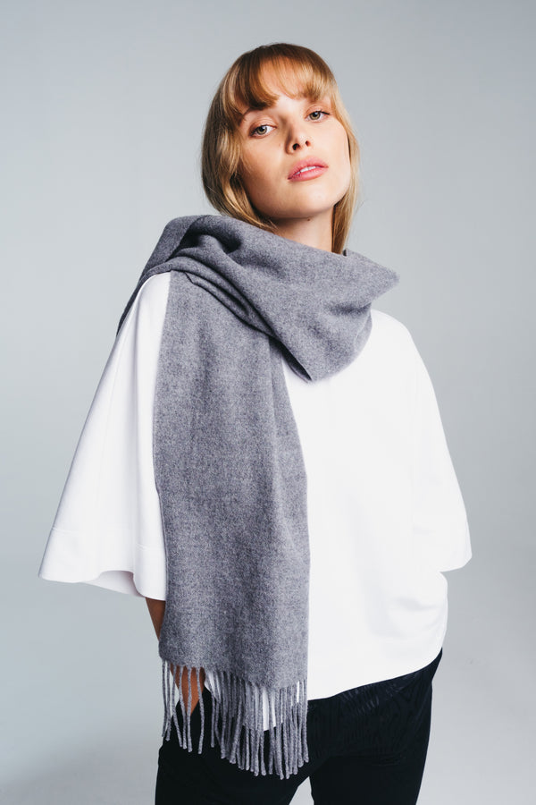 Kajo woolscarf in grey wrapped around neck and paired with tundra box shirt in white. Hálo ffrom north