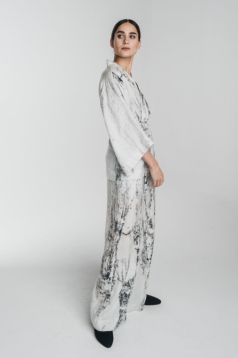 Reidar linen kimono jacket in black and white worn with matching reidar linen culottes. Side picture. Hálo x Reidar Särestöniemi EXCLUSIVE