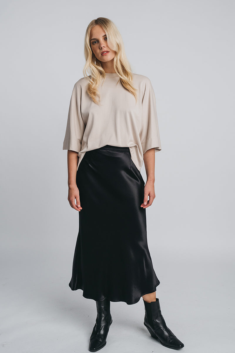 Tundra box shirt in sand paired with kajo slip skirt in black. Hálo from north