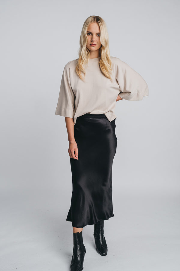 Tundra box shirt in sand paired with kajo slip skirt in black. Video. Hálo from north