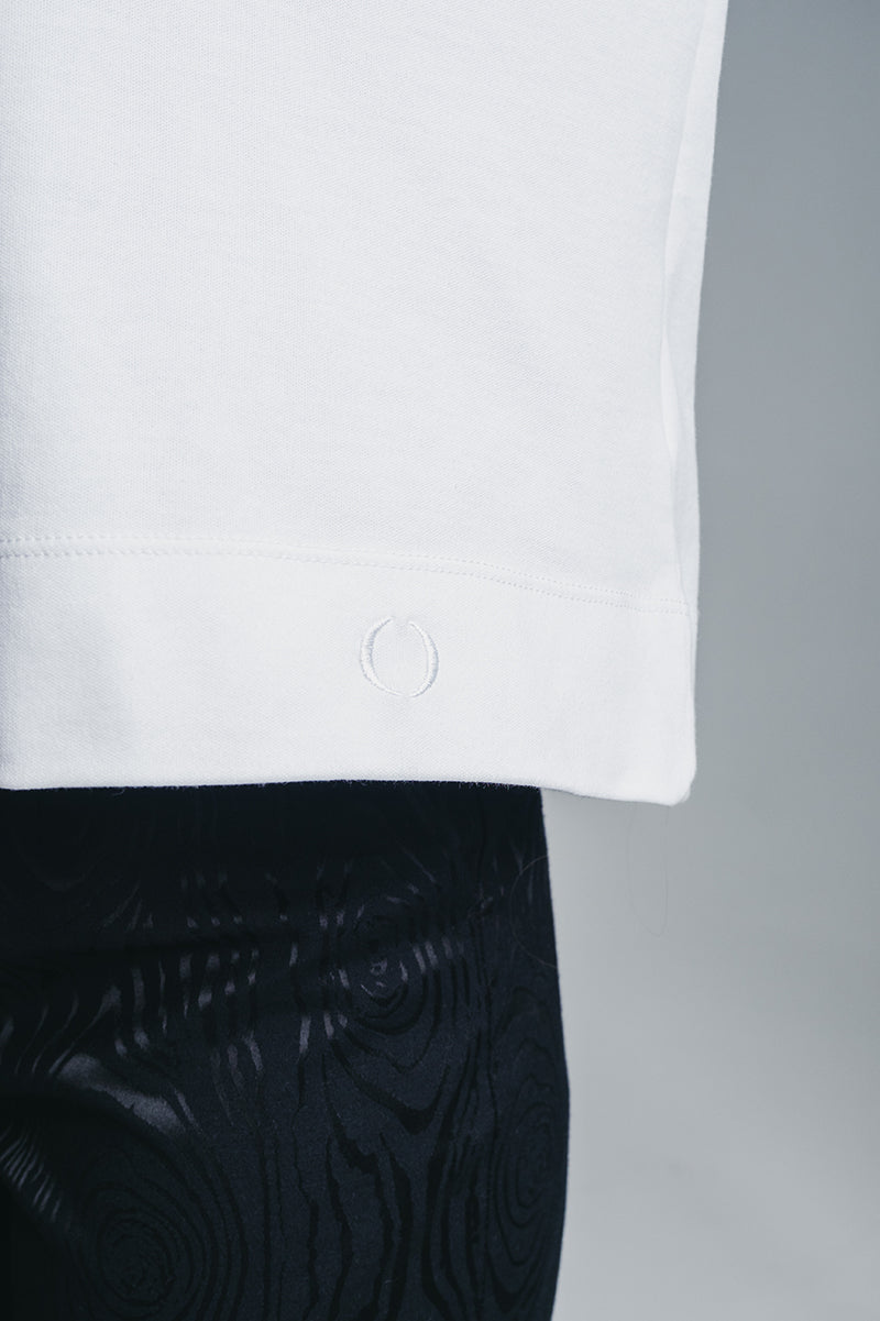 Tundra box shirt close up picture of the small embroided o-logo on the hem. Hálo from north