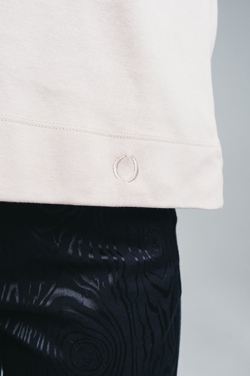 Tundra box shirt in sand with a small embroided o-logo on the hem of the shirt. Hálo from north