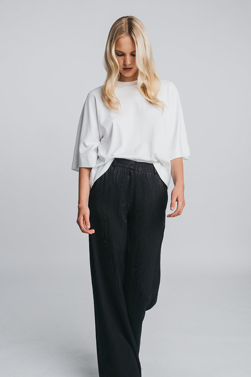 Tundra box shirt in white paired with kaarna wide pants. Video. Hálo from north