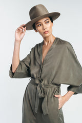 Tundra kimono overall in khaki. Close up picture showing the pockets and the belt of the overall. Hálo from north