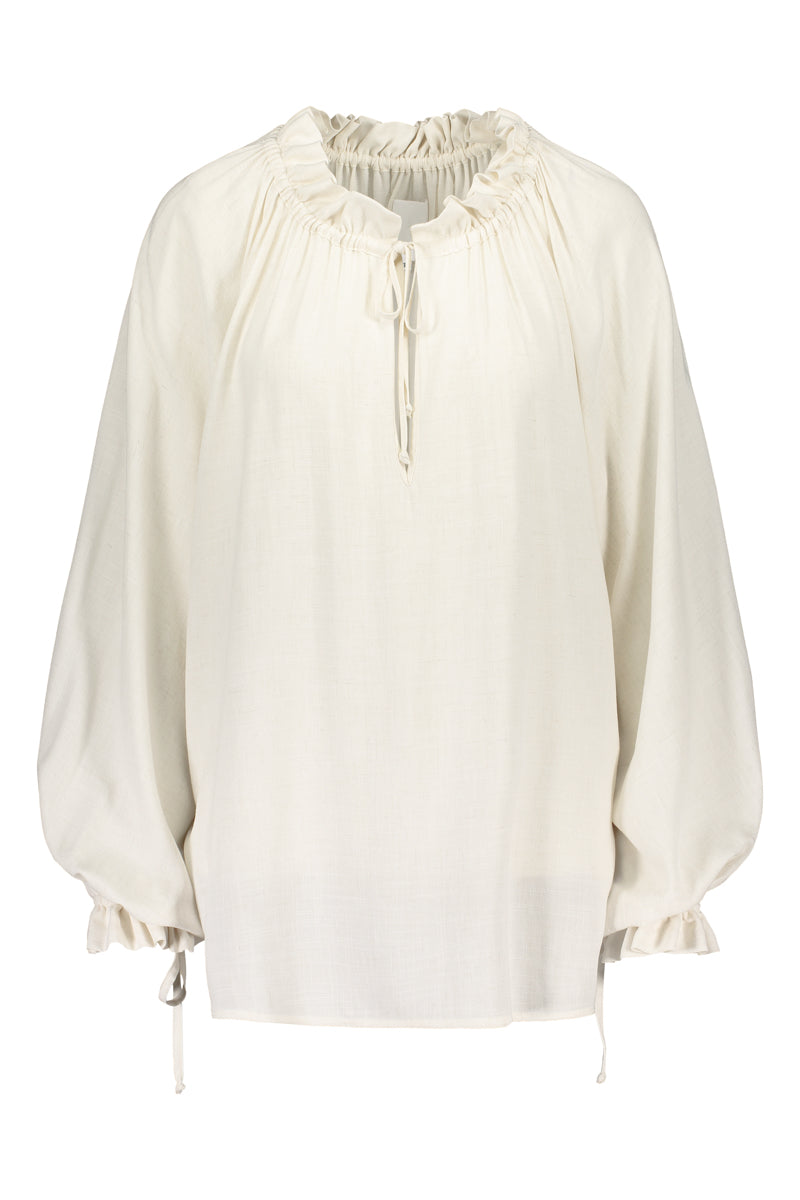 Tundra prairie blouse in natural white. Front picture of the product. Hálo from north