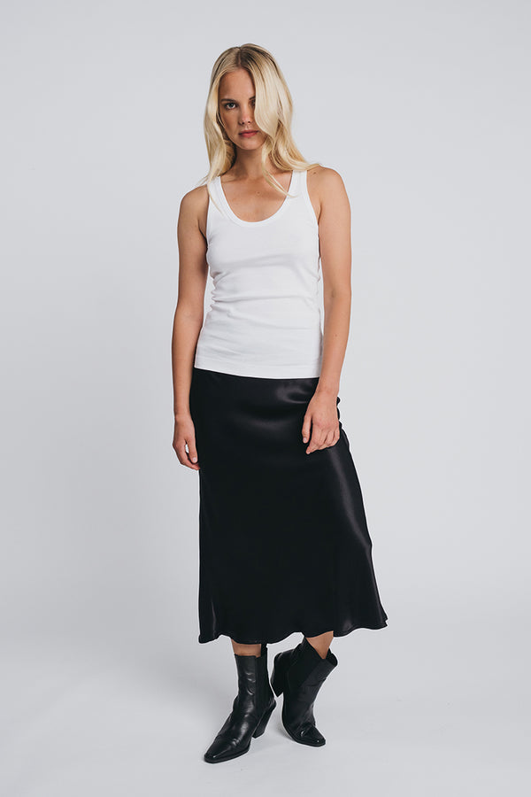Tundra ribtop in white worn together with kajo slip skirt in black. Hálo from north
