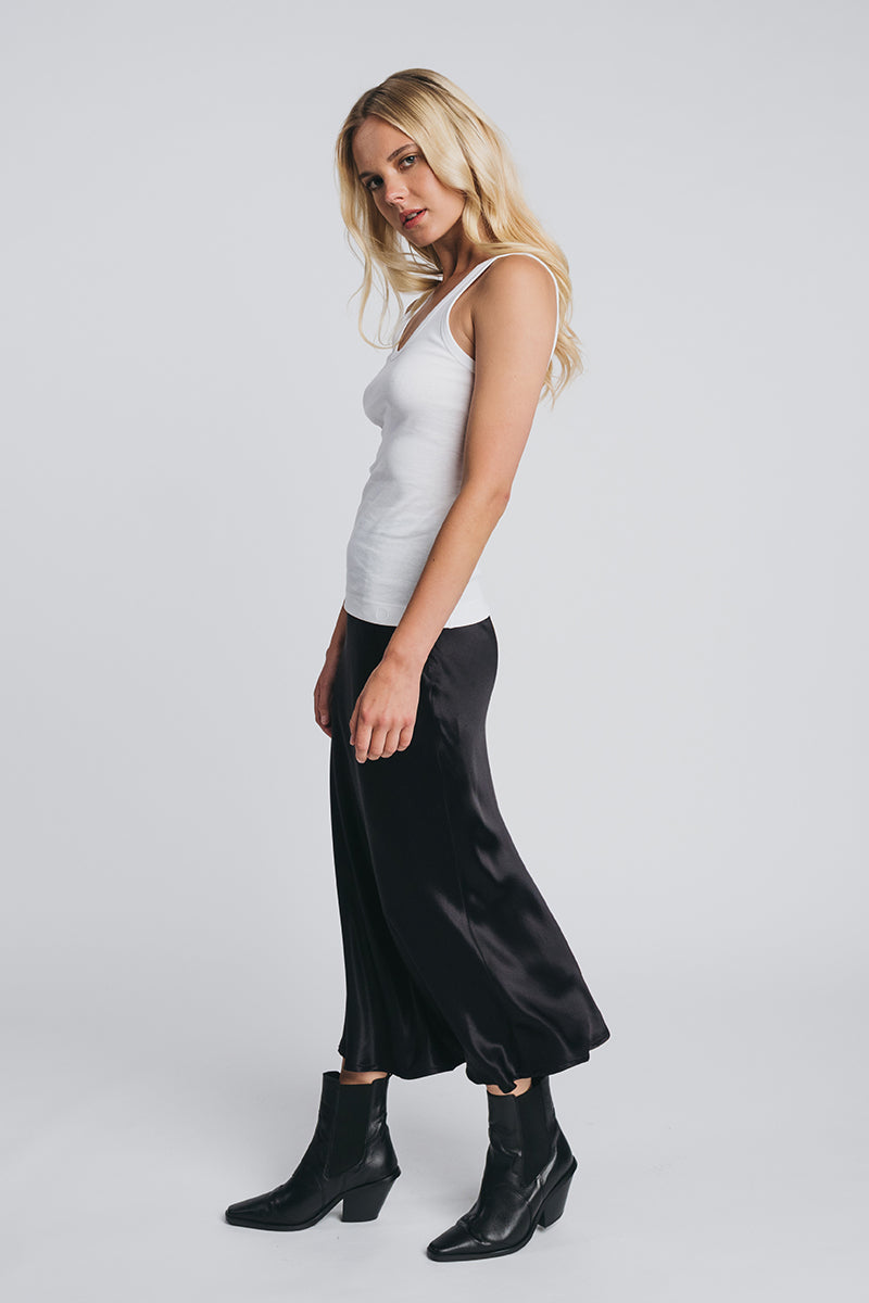 Tundra ribtop in white worn together ith kajo slip skirt in black. Video. Hálo from north