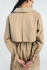 Tundra trench coat in camel. Close up picture showing the yoke detailing. Hálo from north