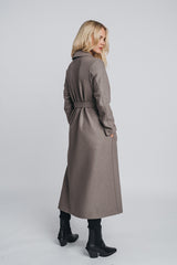 Tundra woolen coat in taupe worn with bet. Side picture. Hálo from north