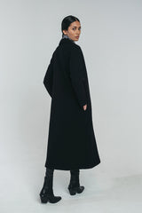 Tundra woolen coat in black. Picture from behind. Hálo from north