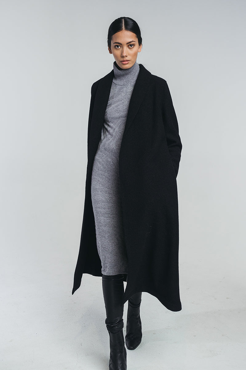 Tundra woolen coat in black worn open. Hálo from north