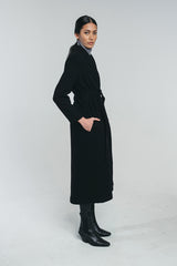 Tundra woolen coat in black. Side picture. Hálo from north