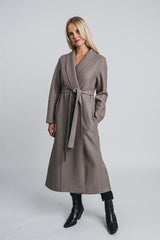 Tundra woolen coat in taupe tied with matching belt. Hálo from north