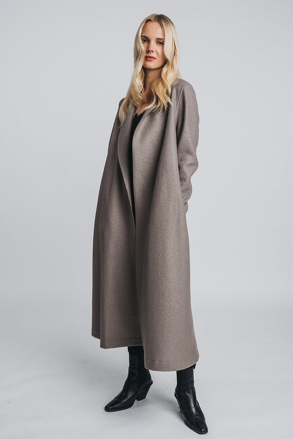 Tundra woolen coat in taupe worn open without the belt. Hálo from north