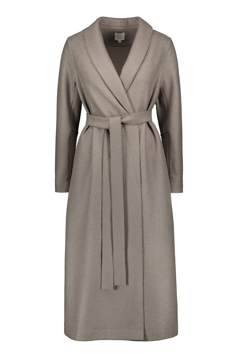 Tundra woolen coat in taupe with belt. Front picture of the product. Hálo from north