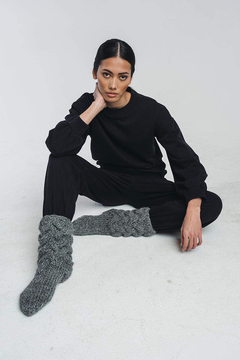 Tundra woolen college pants in black paired with tundra woolen college in black and kaarna woolen socks in grey. Hálo from north