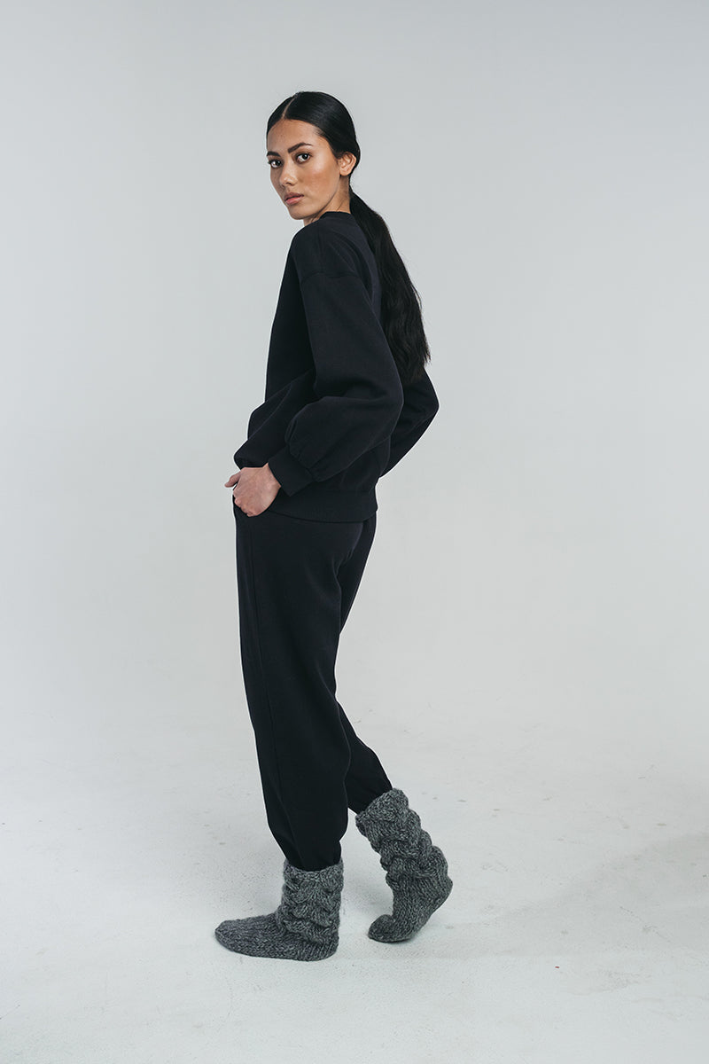 Tundra woolen collge in black paired with matching woolen college pants in black. Side picture. Hálo from north