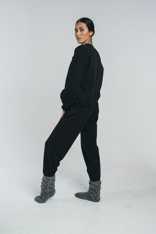 Tundra woolen college pants in black paired with tundra woolen college in black. Side picture. Hálo from north