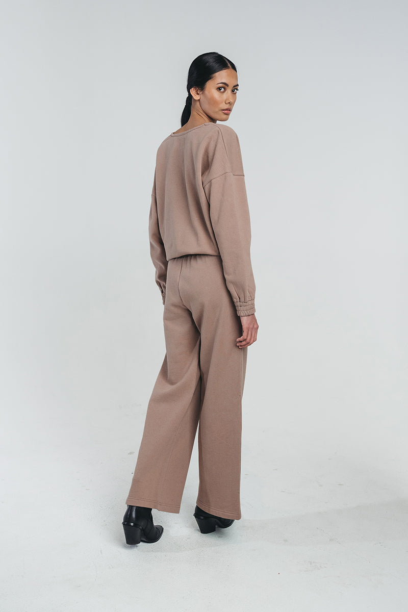 Tundra woolen wide college pants in taupe paired with tundra woolen wrap college in taupe. Picture from behind.  Hálo from north