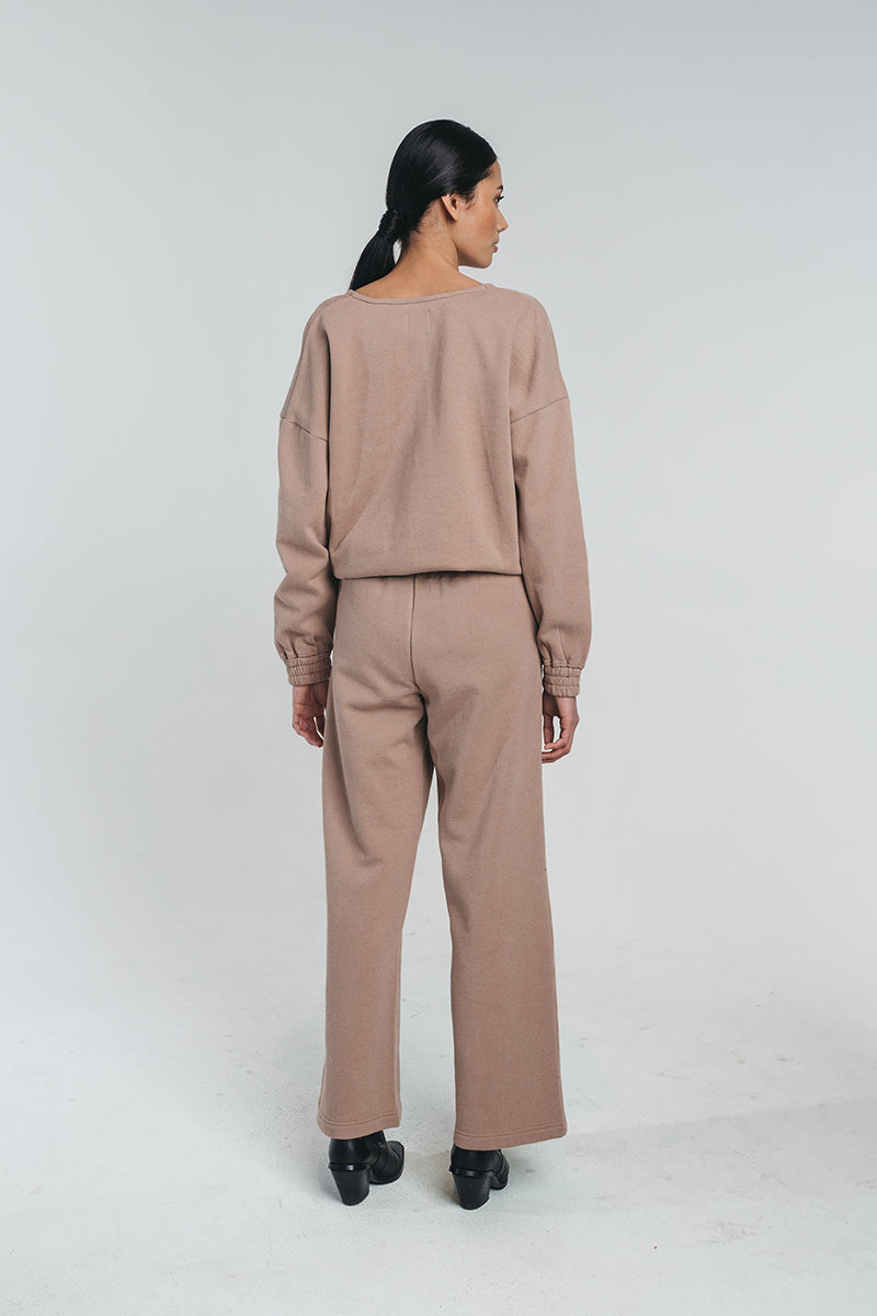 Tundra woolen wide college pants in taupe paired with tundra woolen wrap college in taupe. Picture from behind. Hálo from north