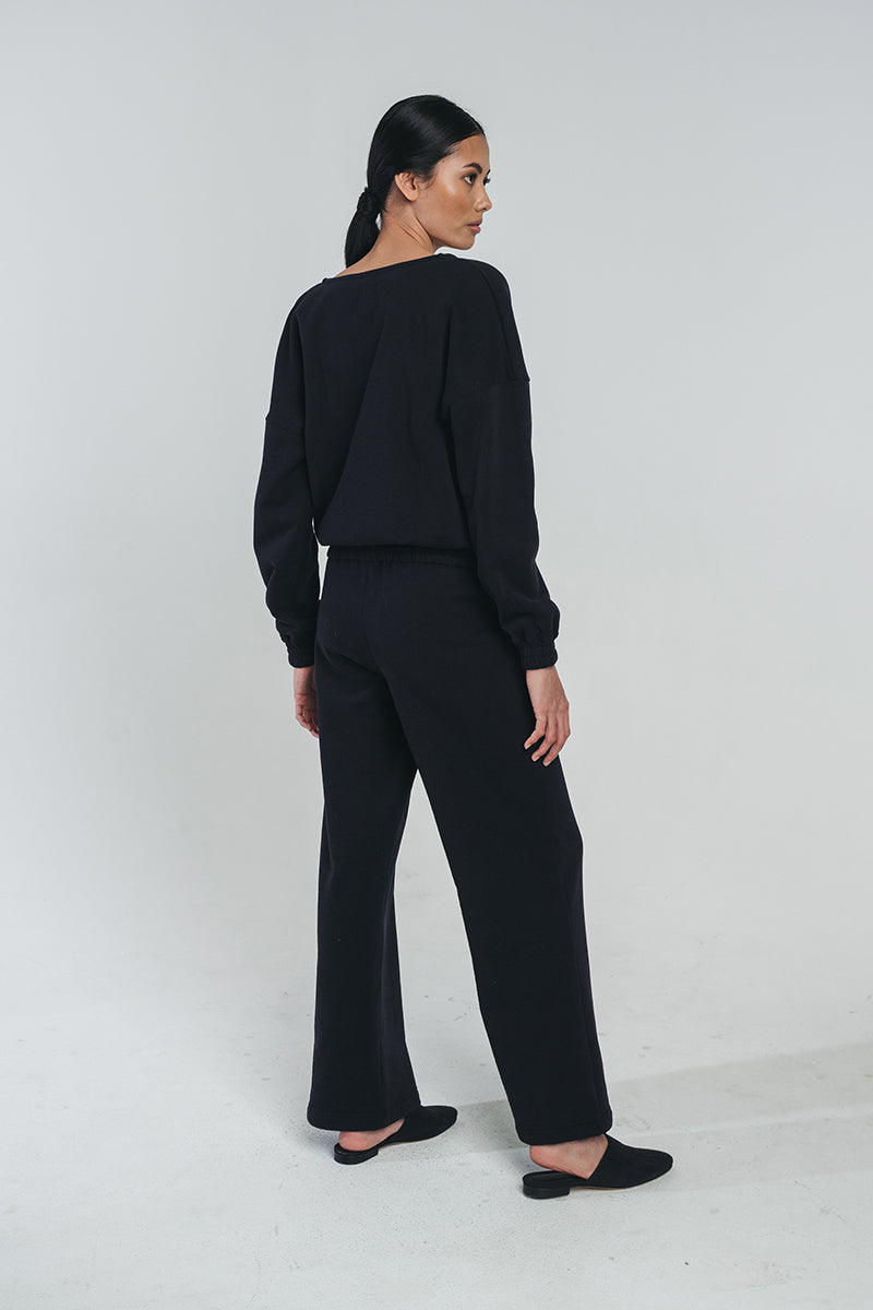 Tundra woolen wide college pants paired with tundra woolen wrap college in blck. Picture from behind. Hálo from north
