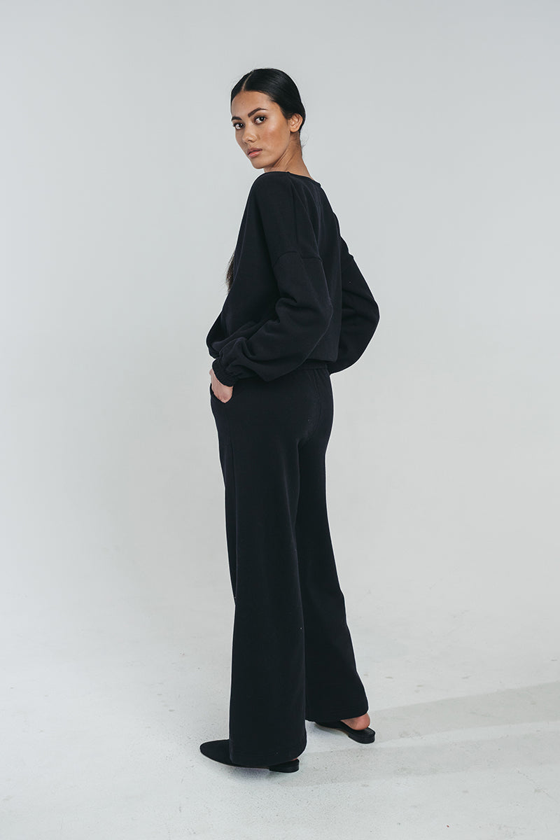 Tundra woolen wide college pants paired with tundra woolen wrap college in black. Side picture. Hálo from north