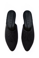 Kaarna slippers in black. Picture from above. Hálo from north