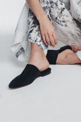 Kaarna slippers in black worn with reidar linen culottes. Hálo from north